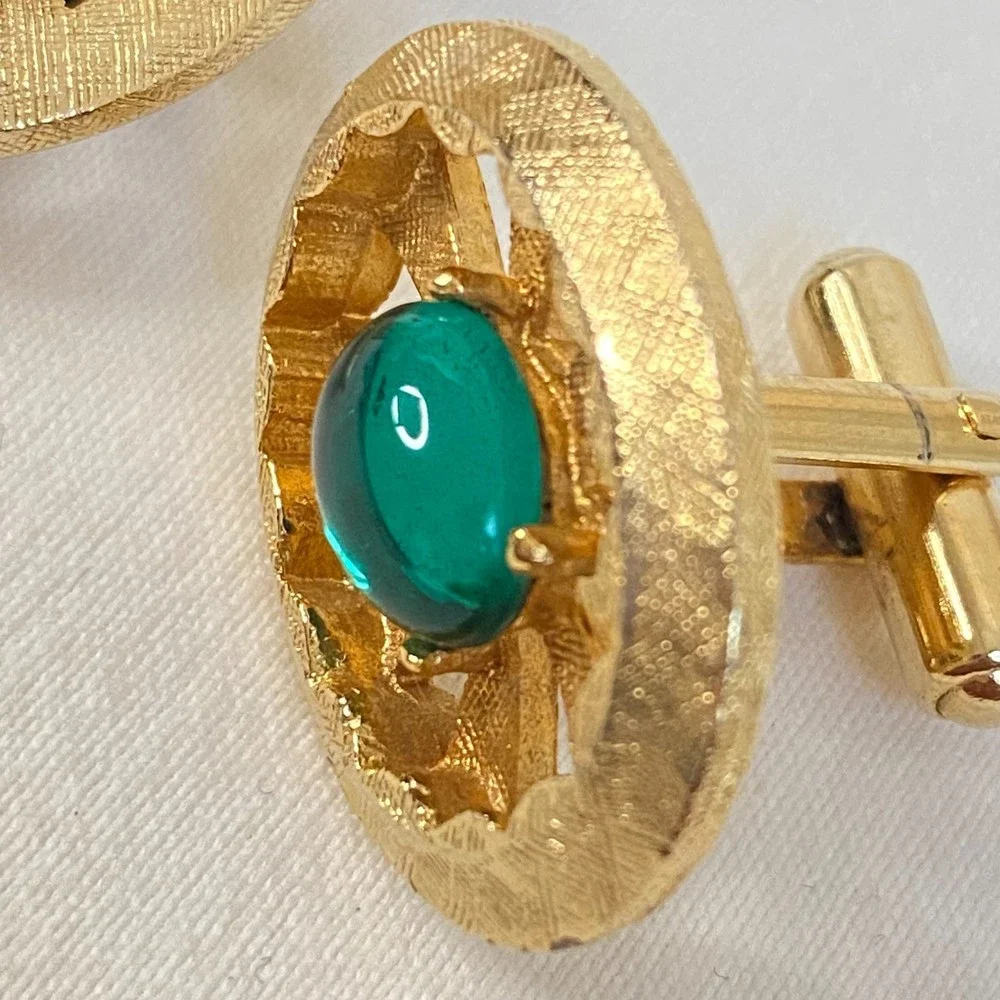 💎Cuff Links Mens Brushed Gold Tone Metal Setting Central Green Stone